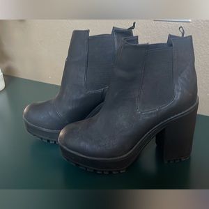 Black chunky heel Chelsea boots